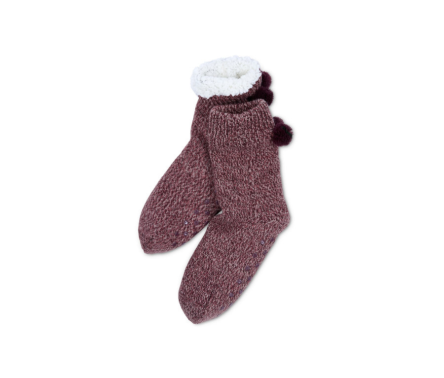 Ponožkové papuče s bambulkami a protiskluzovou podrážkou.