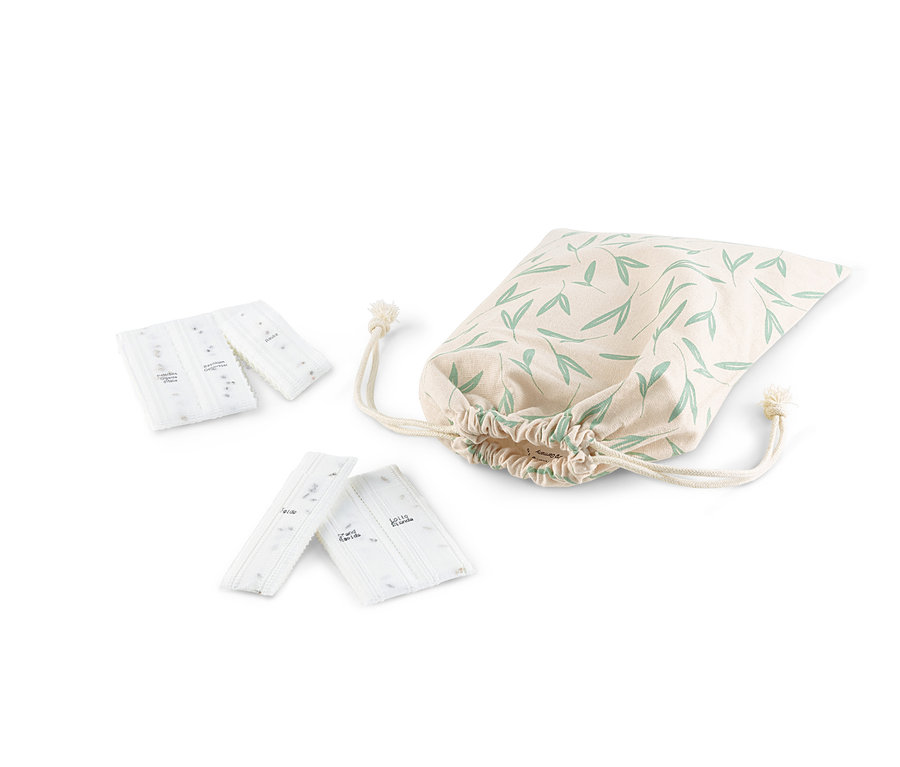 Pásy s osivem v sáčku a další pásy osiva leží vedle sebe.