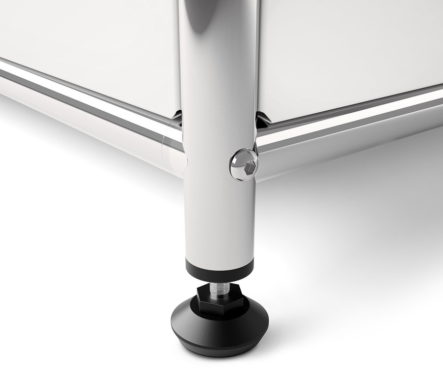 Detail nohy bílého kovového regálu CN3 s černou nastavitelnou patkou.