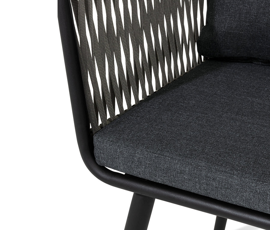 Detail jídelního křesla s textilním výpletem, černý rám, šedý sedák.