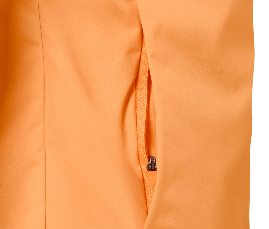 Detail neonově oranžové větruvzdorné běžecké bundy s rozepnutou kapsou.