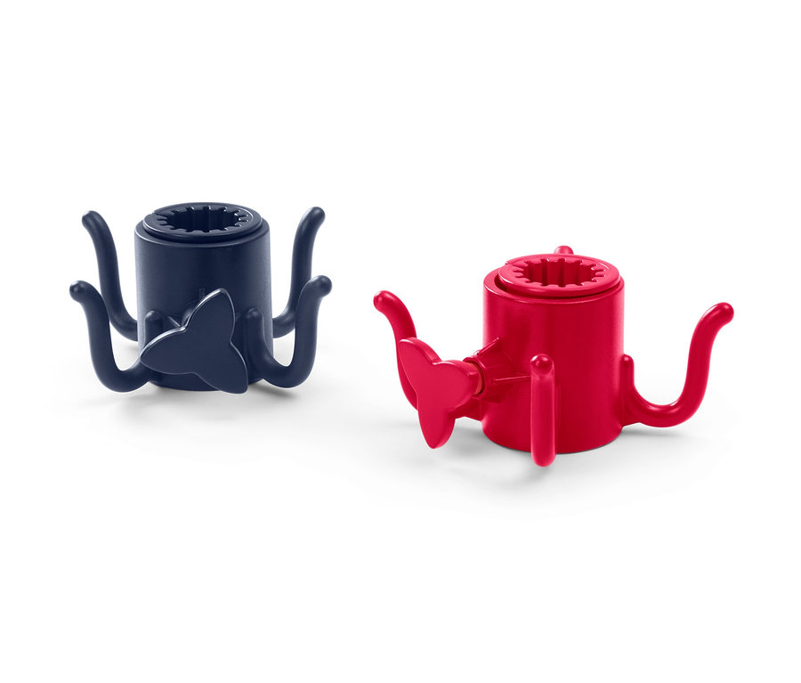 Dva plastové držáky na svíčky: jeden tmavě modrý a jeden červený.