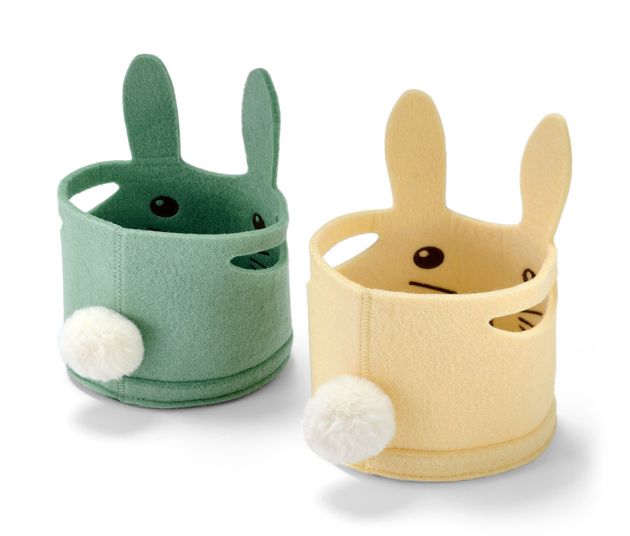 Dva velikonoční košíčky ve tvaru králíka, jeden zelený a jeden žlutý.