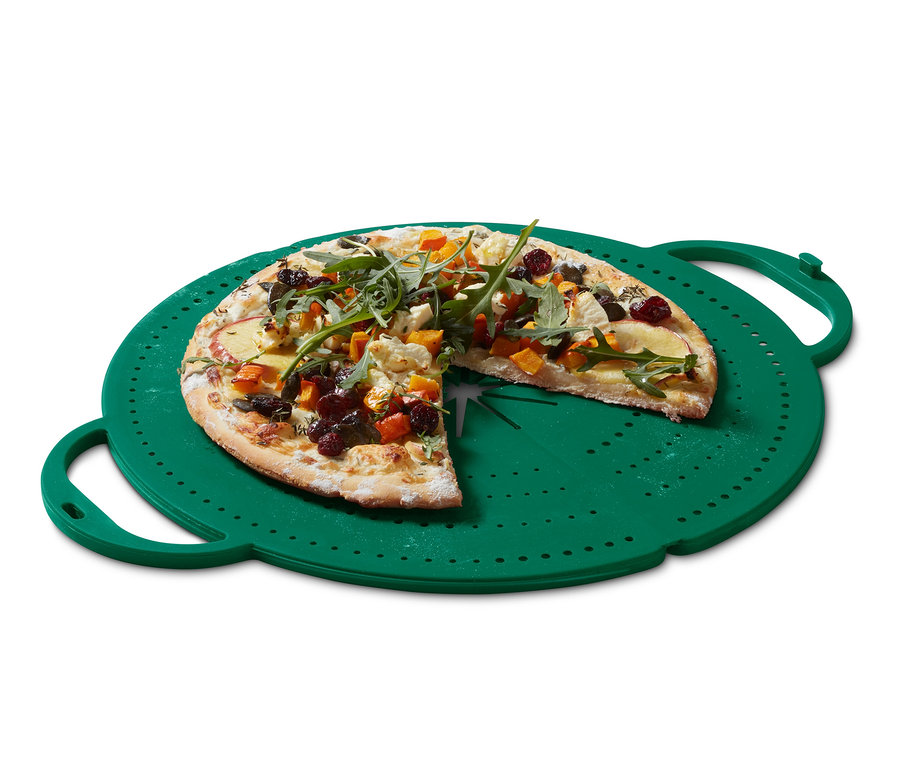 Pizza s kouskem chybějícím na zeleném krytu na pánev 4 v 1.