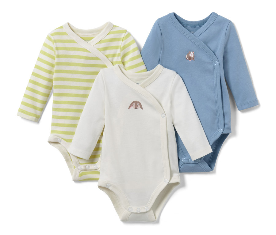 Tři dětská body s dlouhým rukávem: žlutobílé pruhované, bílé s králíkem a modré s morčetem.