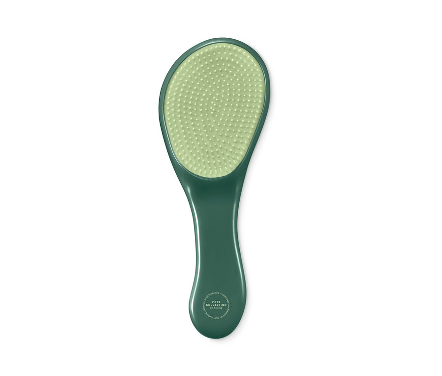 Zelený kartáč na vyčesávání srsti na bílém pozadí.