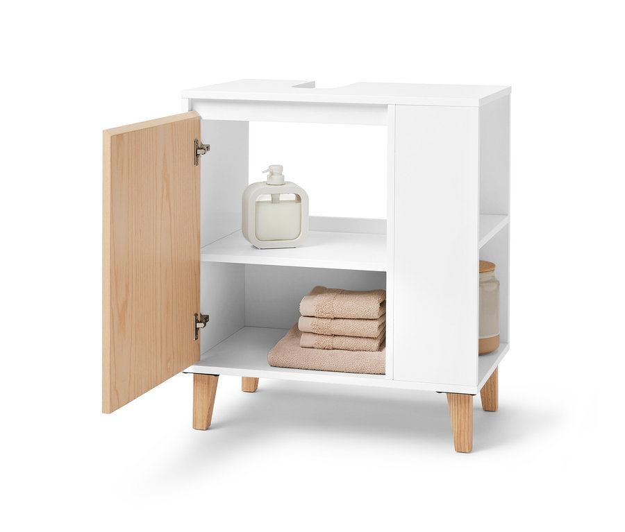 Otevřená bílá skříňka pod umyvadlo s dvířky a bočním prostorem. Na policích jsou ručníky a dávkovač mýdla.