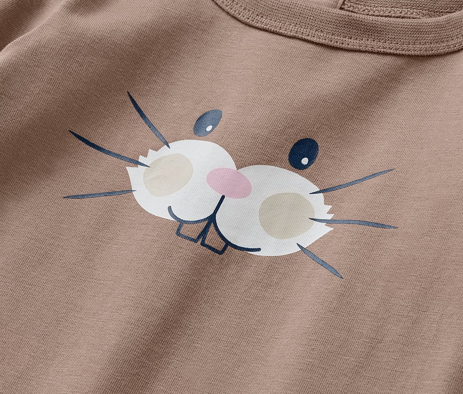 Detail hnědé soupravy pro miminka s obličejem králíka.