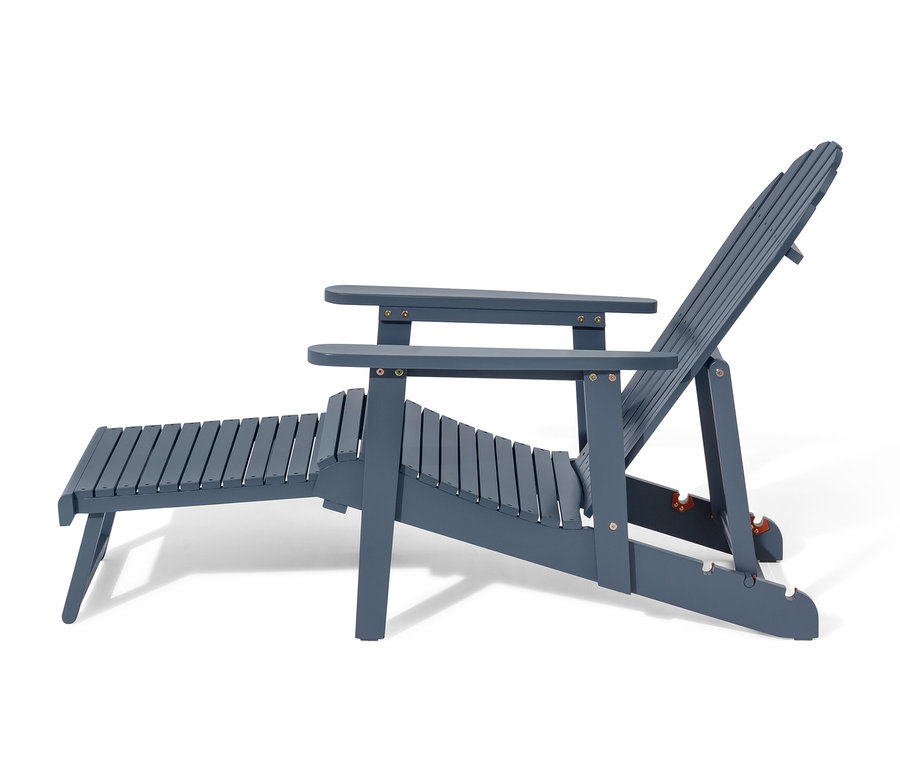 Modré relaxační křeslo Adirondack s výsuvnou podnožkou na bílém pozadí.