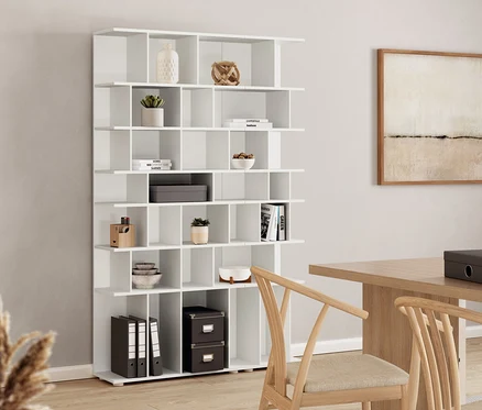 Bílý regál o šířce 80 cm stojí vedle jídelního stolu a židlí.