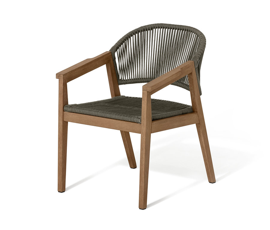 Designová jídelní židle s dřevěnou konstrukcí a proutěným sedákem a opěradlem.