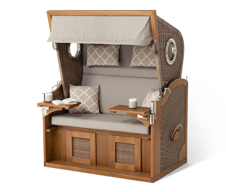 Detail prémiového plážového koše XXL se 2 vyklápěcími stolky, s polštáři a nápoji.