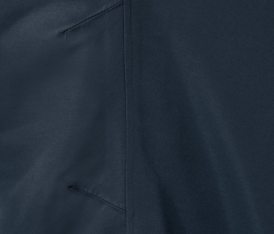 Detailní záběr dětských kalhot do deště v tmavě modré barvě.