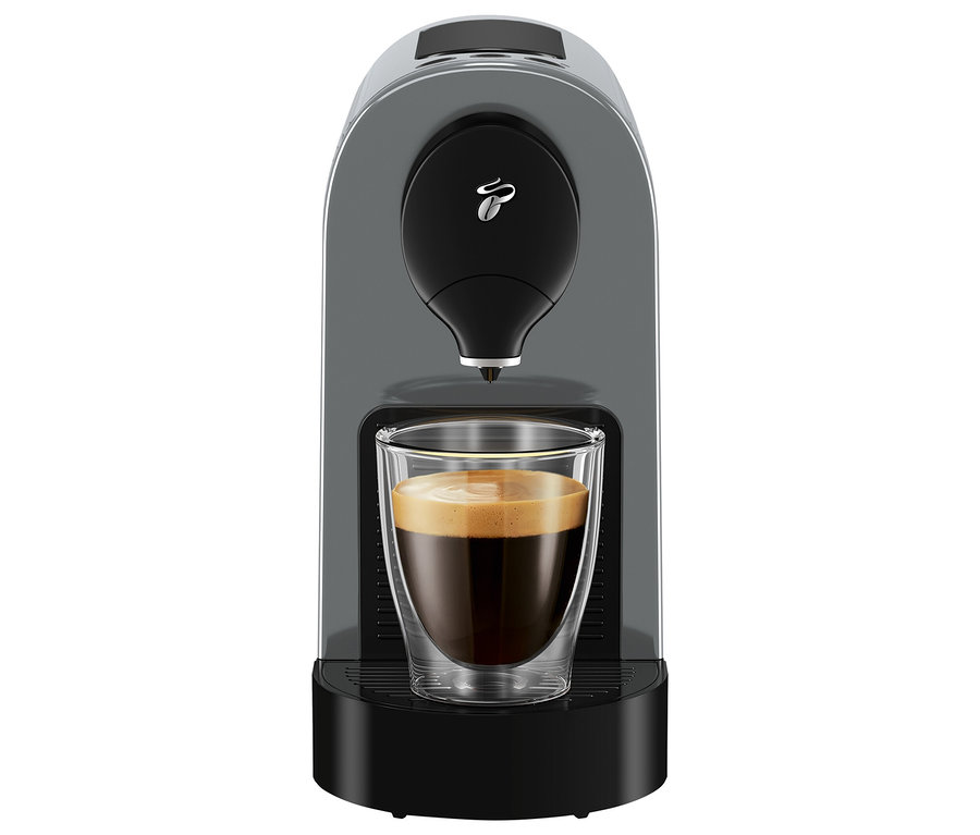 Šedý kávovar Cafissimo pure+ s šálkem kávy.