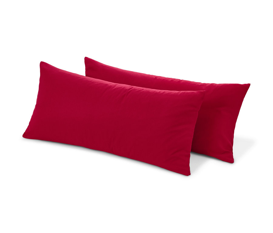Dva červené mikroflanelové povlaky na polštáře, cca 80 x 40 cm.