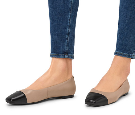 Nohy v džínových kalhotách a kožené baleríny.