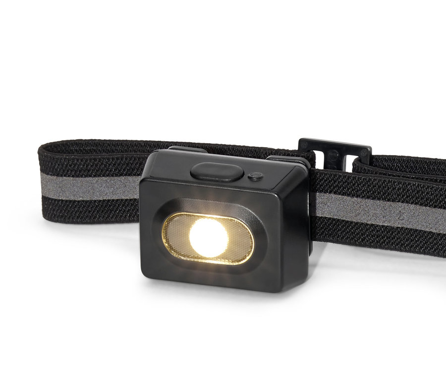 Detailní záběr černé čelovky.