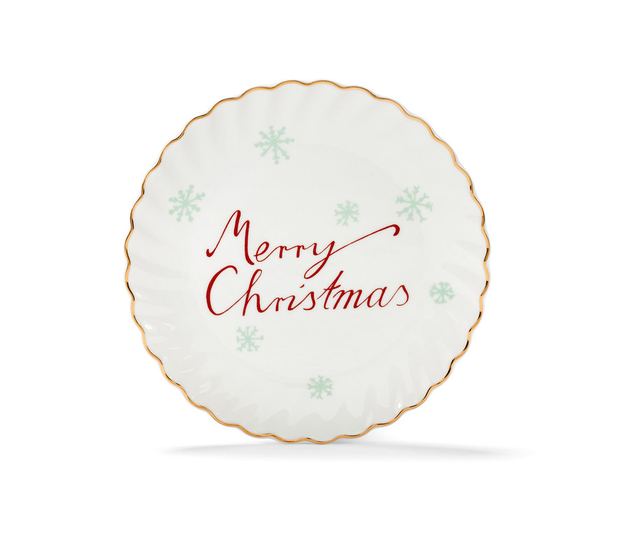 Detailní záběr na jeden ze 4 dezertních talířů se zlatým dekorem. Na bílém talíři je červený nápis Merry Christmas a zelené sněhové vločky.