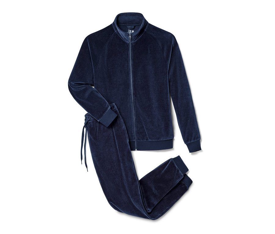 Modrá plyšová domácí souprava leží na bílém pozadí.