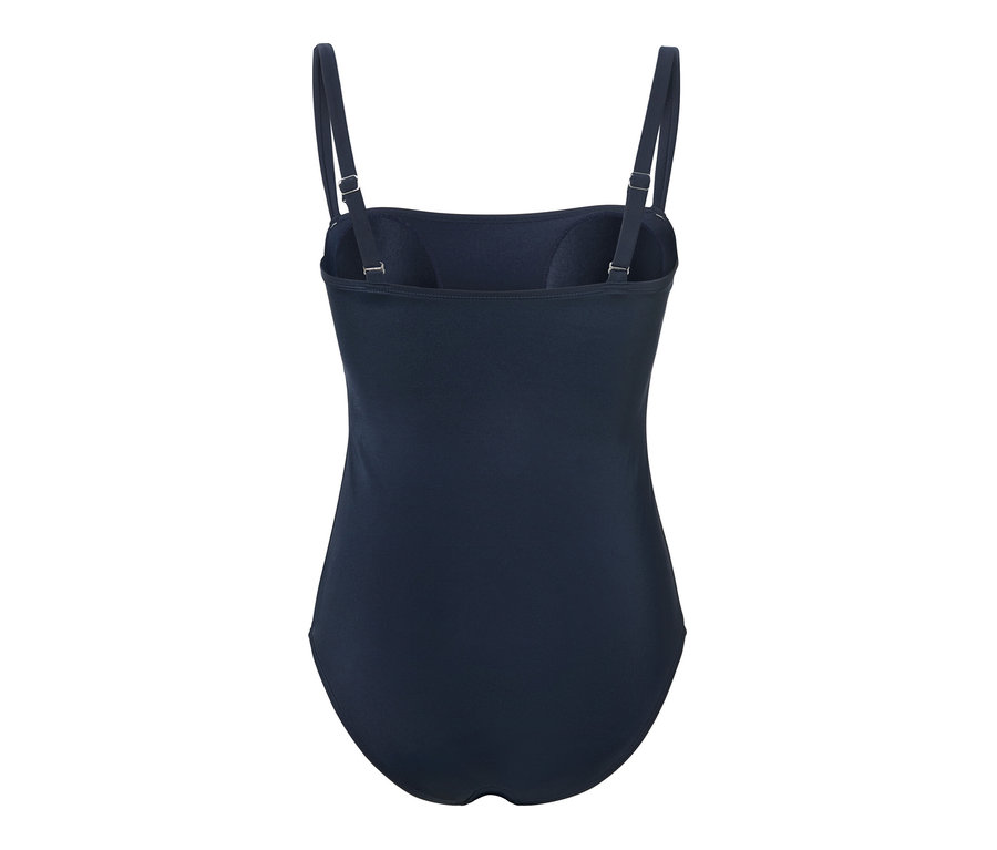 Detailní záběr na tmavě modré plavky s ramínky.