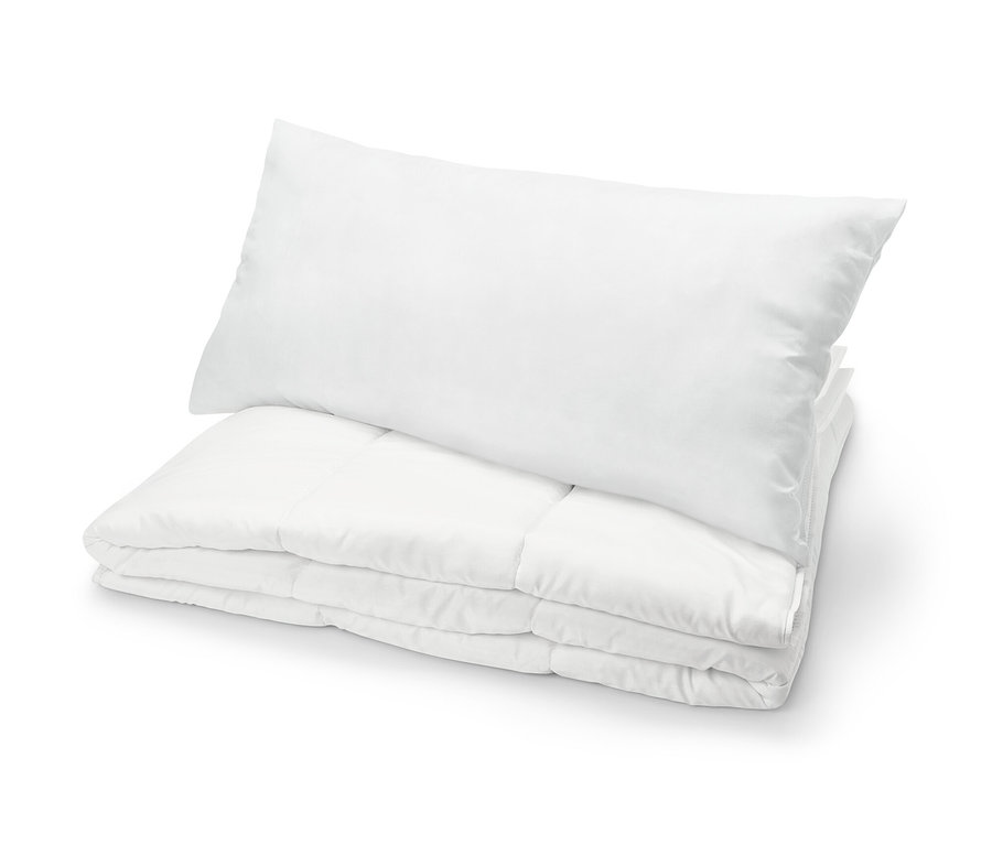 Bílá dvoudílná souprava lůžkovin s polštářem nahoře.