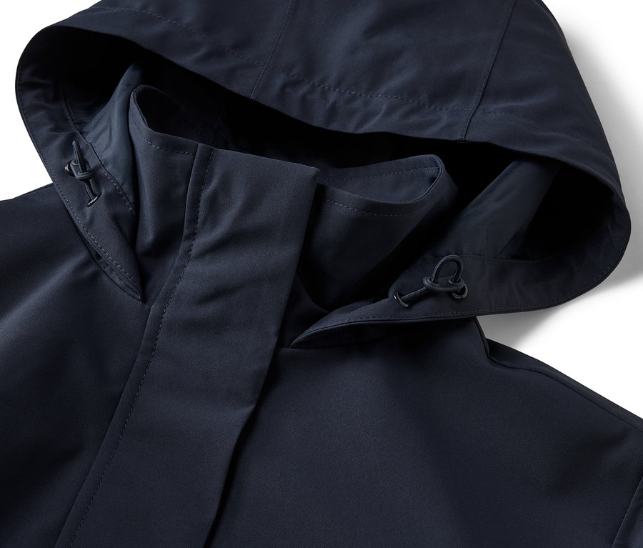 Detail kapuce trenčkotu do deště.