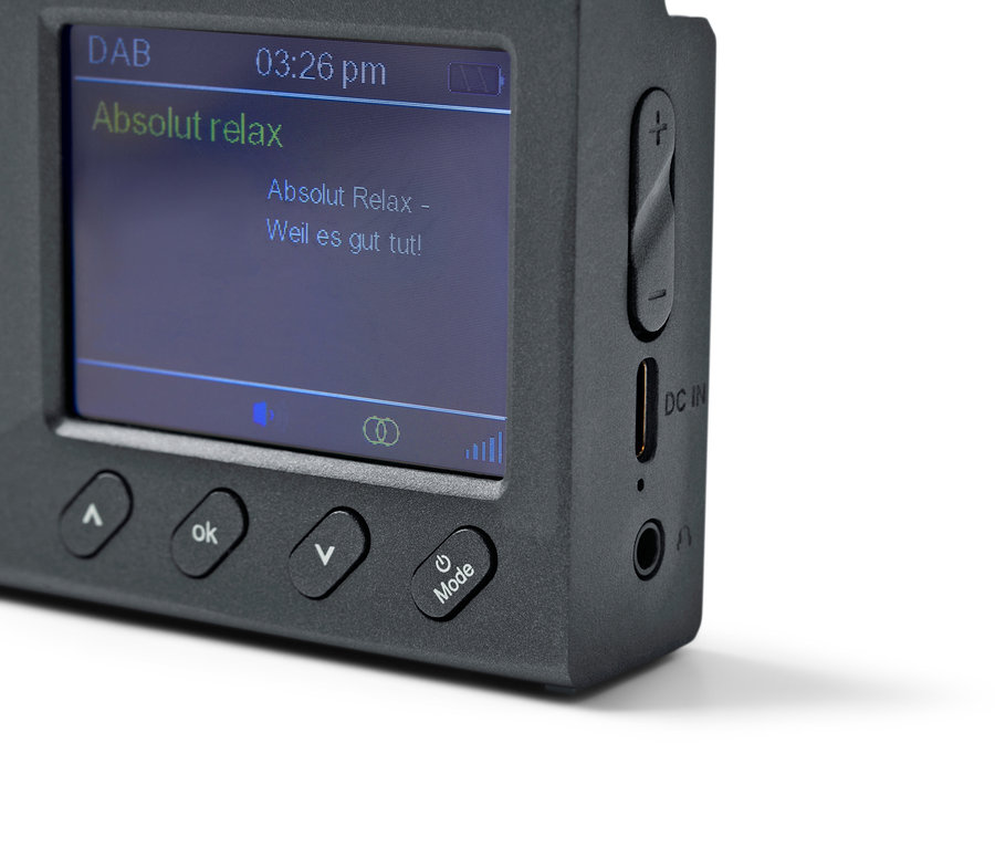 Detailní záběr na černé přenosné rádio DAB/FM s Bluetooth®.