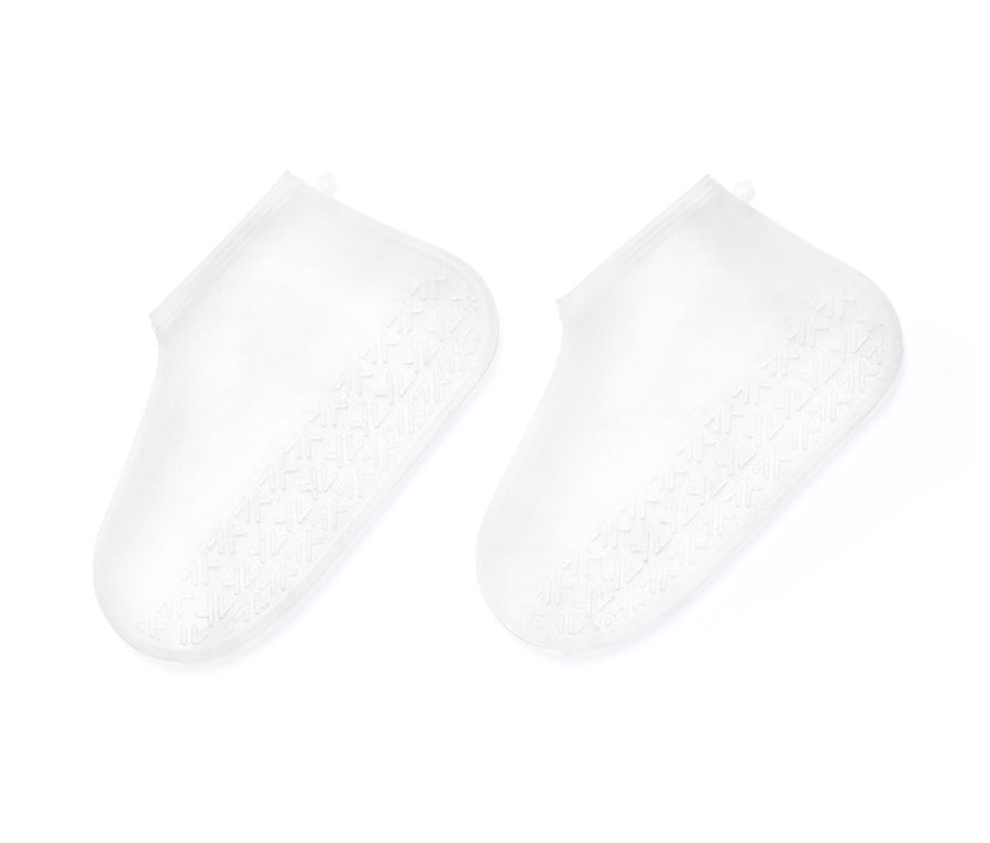 Dva nepromokavé návleky na obuv leží vedle sebe.