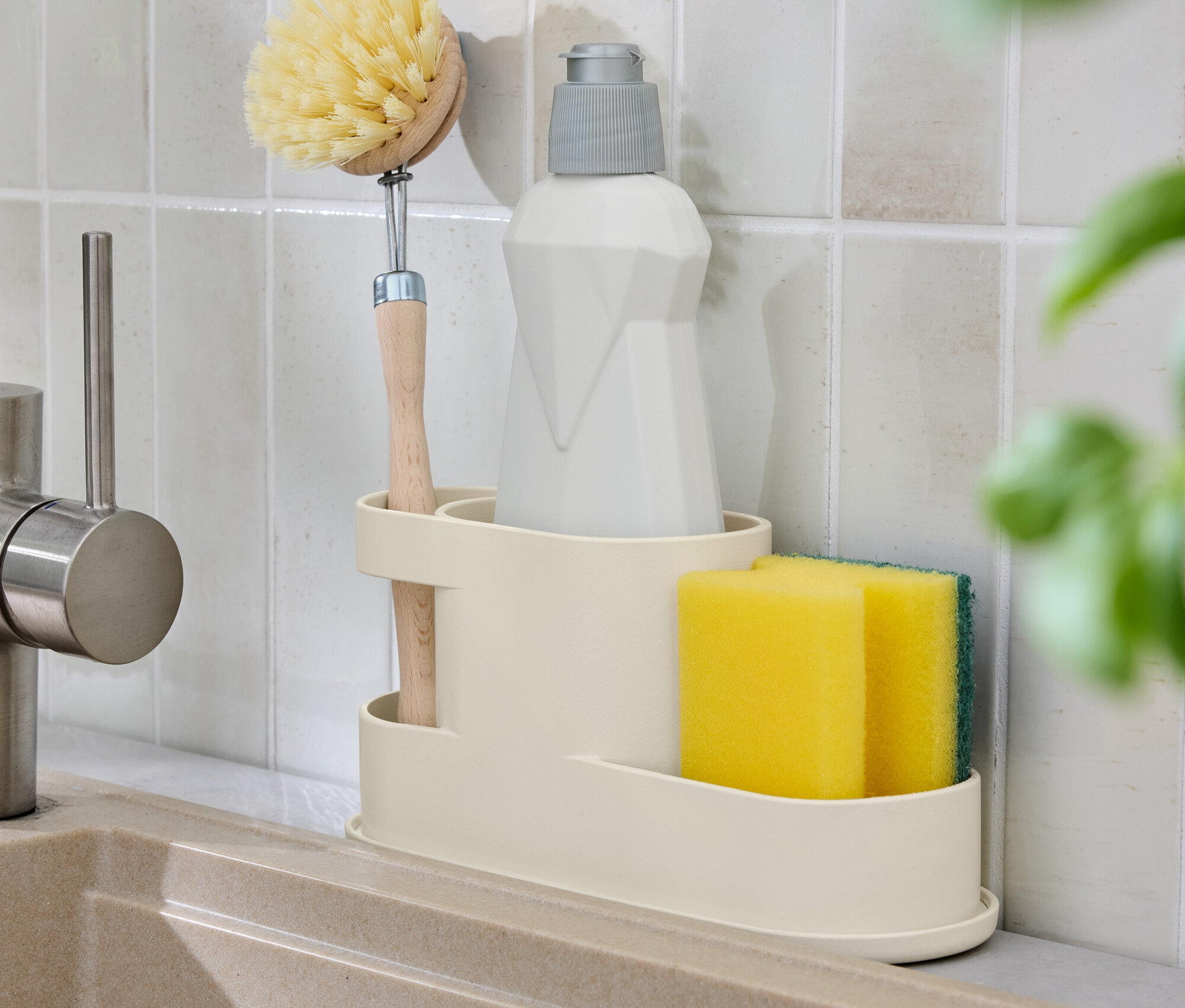 Umyvadlo s držákem na kartáč, houbičku a saponát.