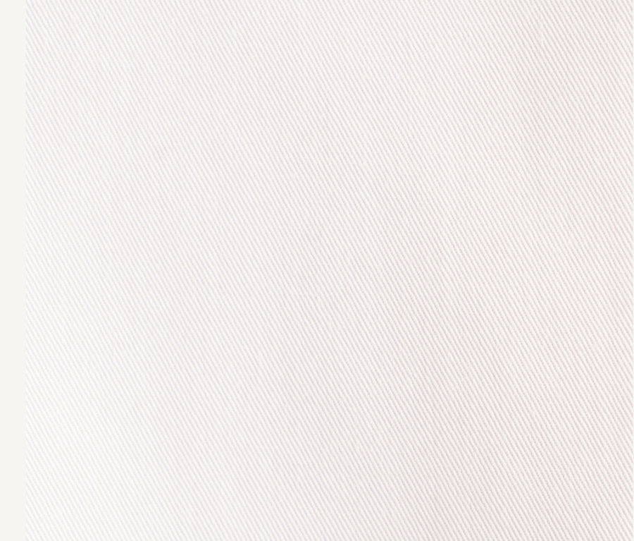 Detail bílé halenky s krátkým rukávem Seidensticker.