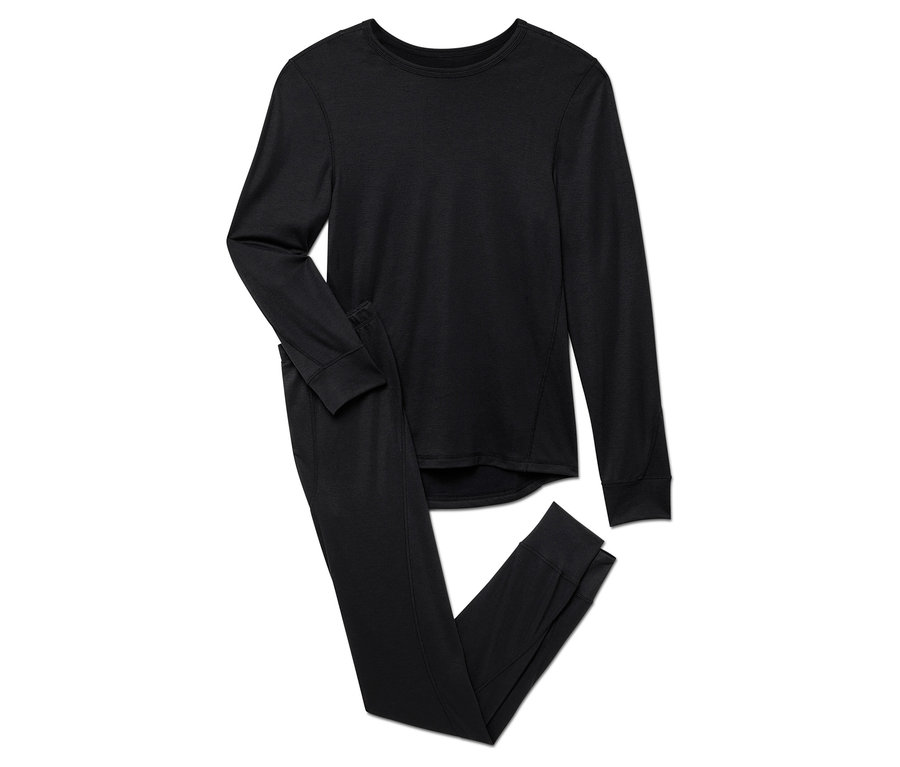 Černá souprava termoprádla s dlouhým rukávem a kalhotami.