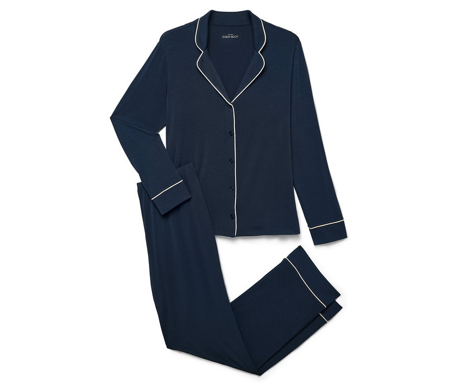 Tmavě modré pyžamo s dlouhým rukávem a kalhotami s bílým lemováním na bílém pozadí.