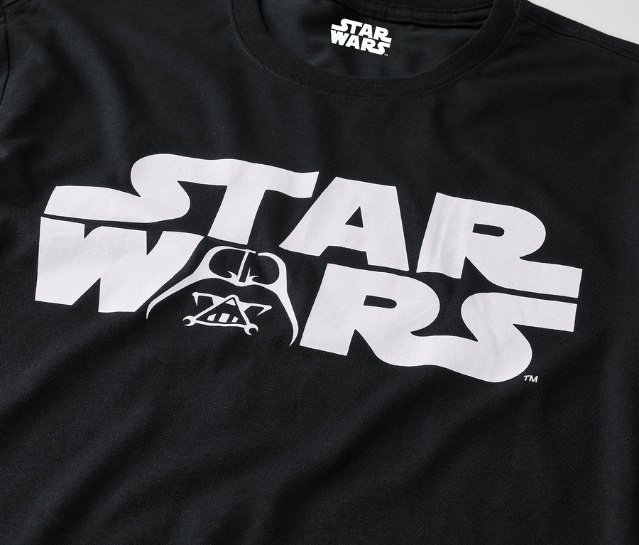 Černé tričko s bílým logem Star Wars a obrázkem Darth Vadera.