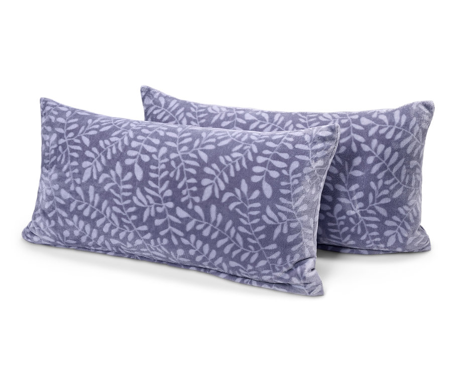 Dva obdélníkové polštáře s květinovým vzorem v odstínech šedé barvy.