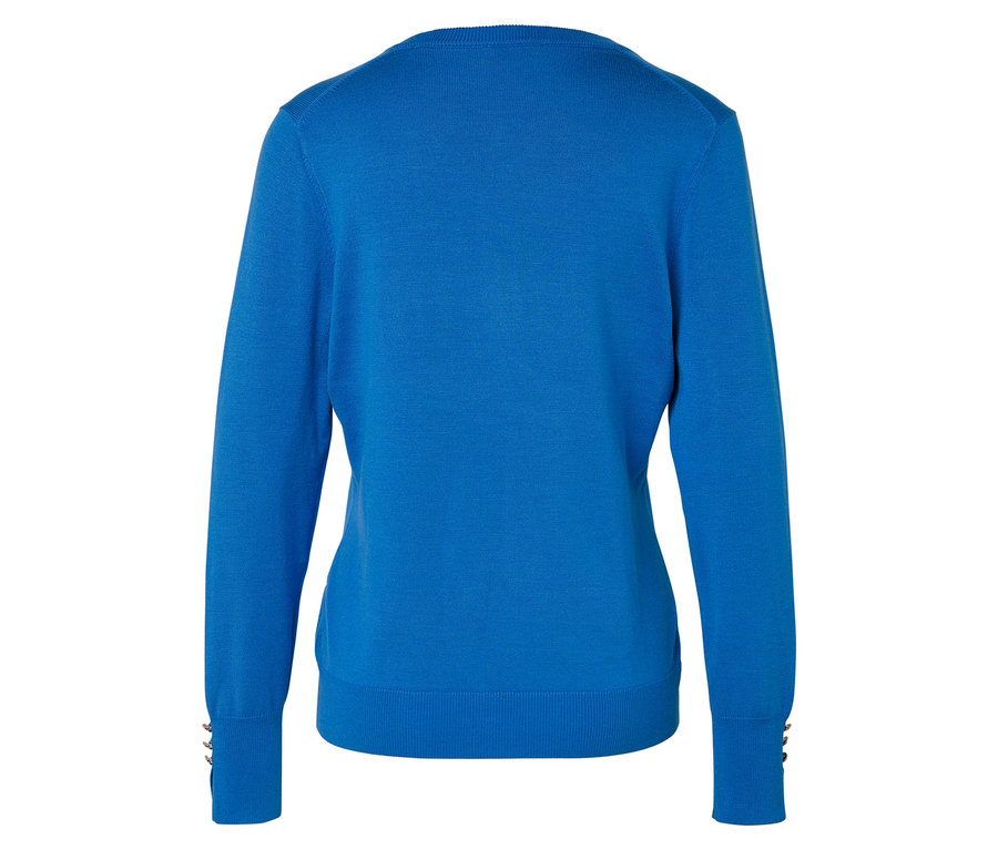 Zadní pohled na modrý svetr s dlouhým rukávem.