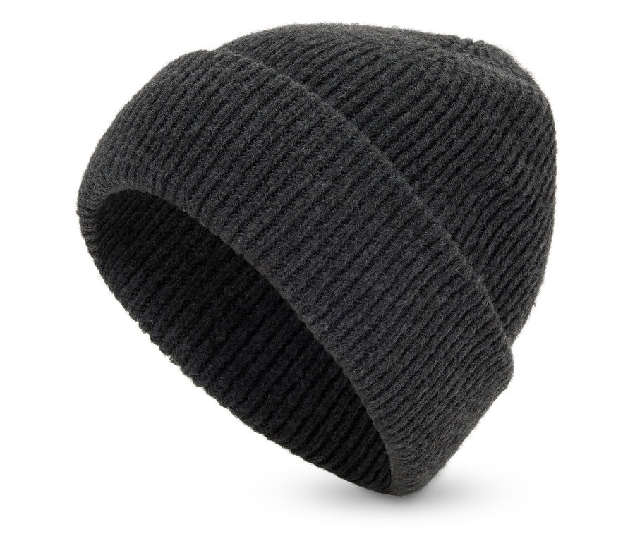 Detailní záběr na černou pletenou čepici na bílém pozadí.