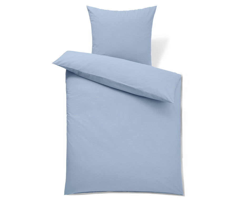 Světle modré ložní prádlo s polštářem a přikrývkou.