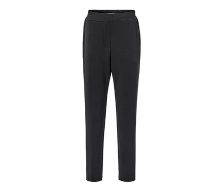 Černé kalhoty joggpant na bílém pozadí.