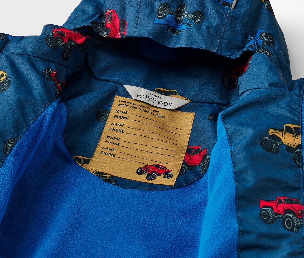 Detail dětské termo bundy do deště s potiskem monster trucků.