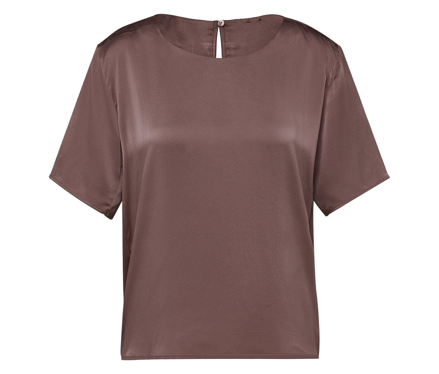 Hnědá saténová halenka s krátkými rukávy.