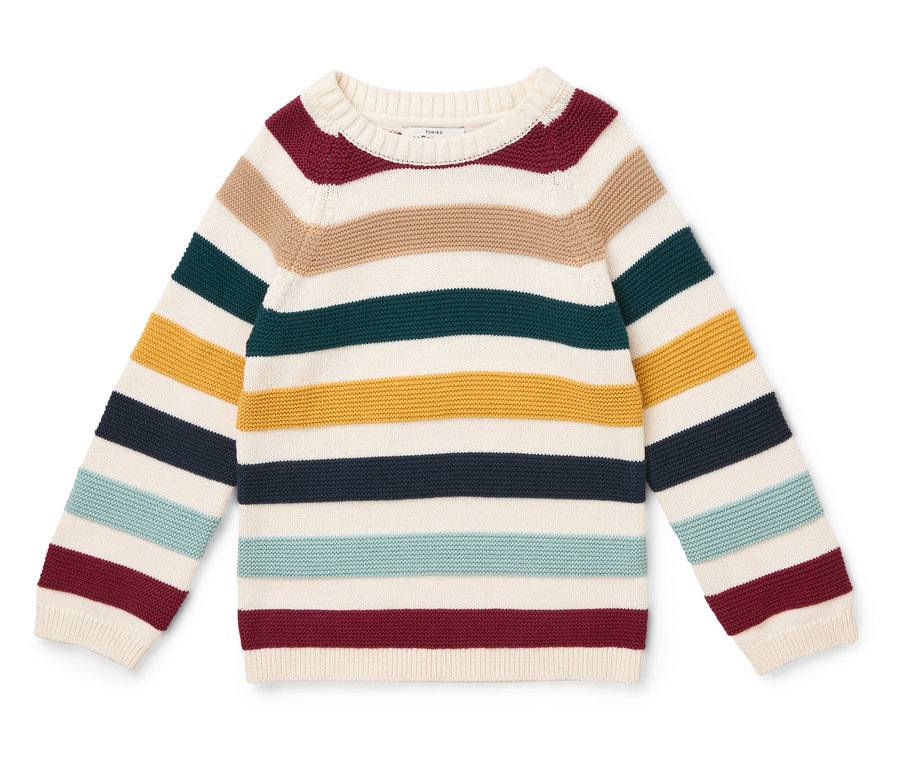 Pletený svetr s barevnými vodorovnými pruhy.