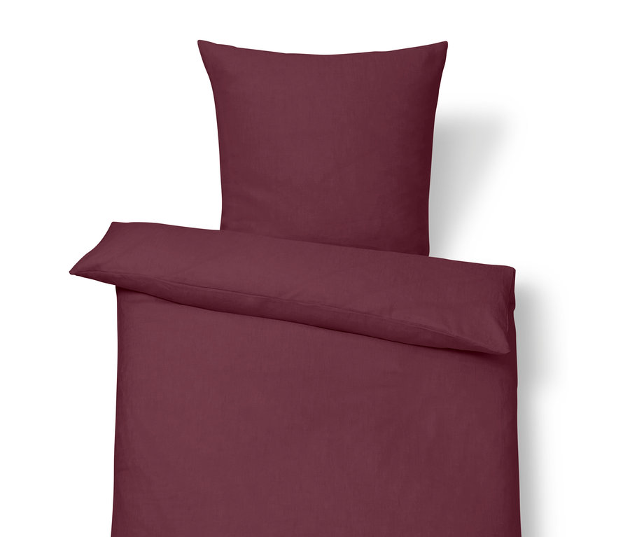 Lněné povlečení bobulové barvy standardní velikosti s polštářem nahoře.