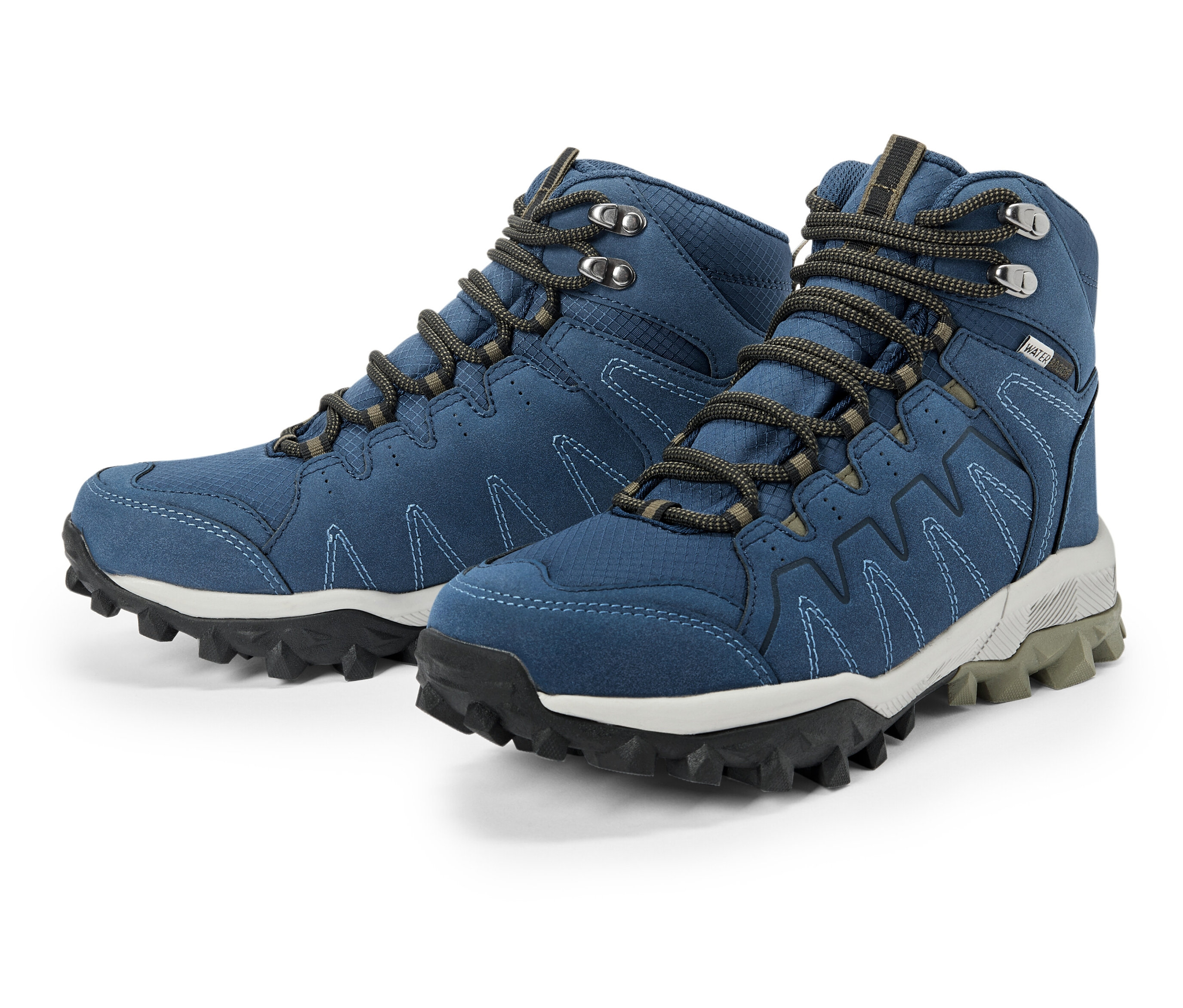 Dva modré trekové boty s šedými tkaničkami a černou podrážkou.