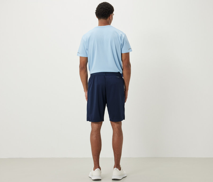 Muž má na sobě sportovní šortky.