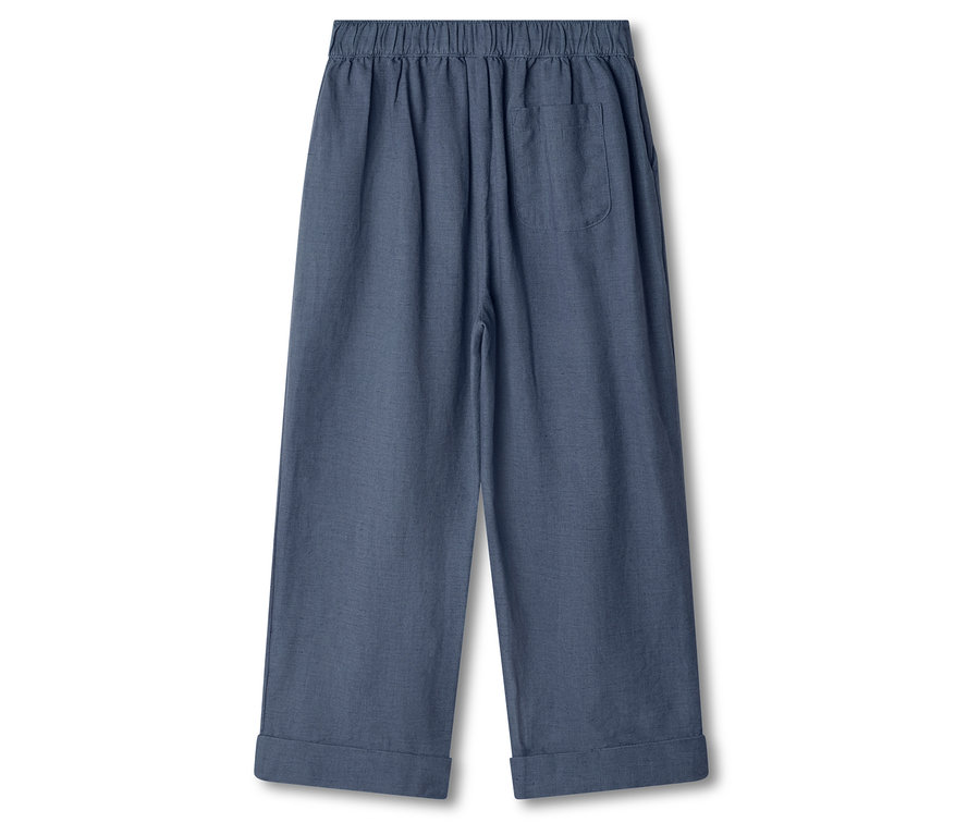 Na bílém pozadí jsou modré kalhoty.