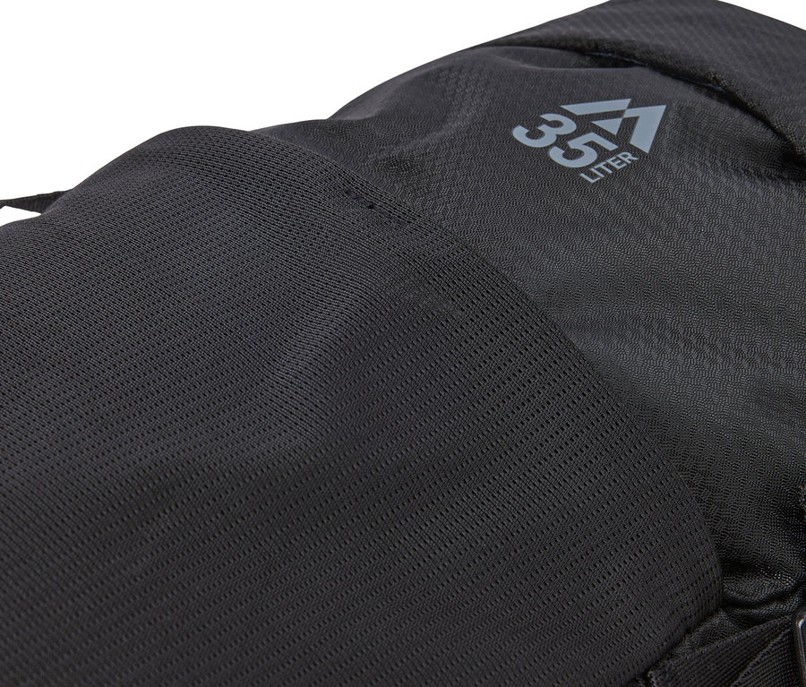 Detailní záběr na černý 35litrový batoh s potiskem '35 LITER'.