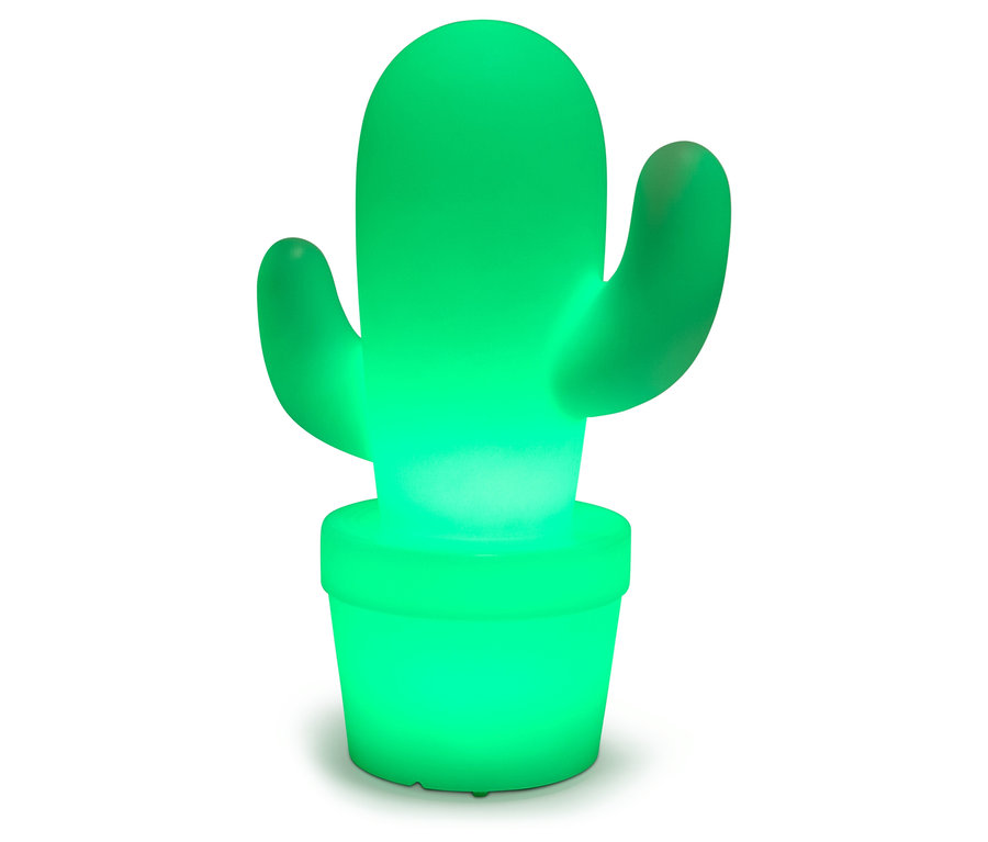 Zelená kaktusová lampa v květináči, která svítí.