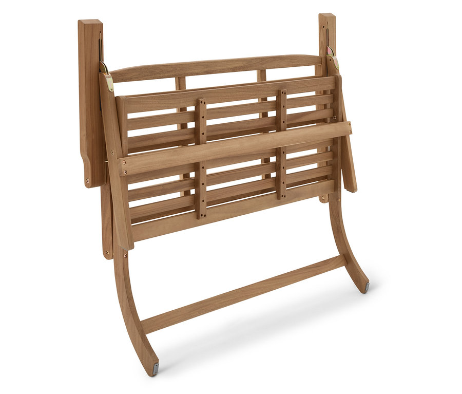 Částečně složená dřevěná zahradní lavice stojí na bílém pozadí.