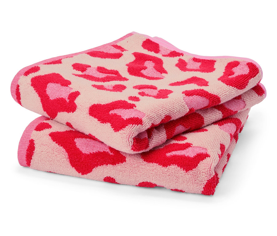 Dva složené růžové ručníky s leopardím vzorem leží na sobě.