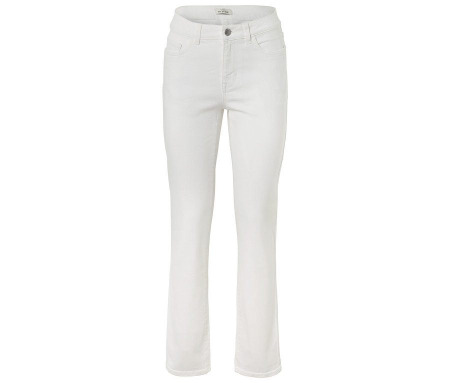 Bílé džíny leží na bílém pozadí.